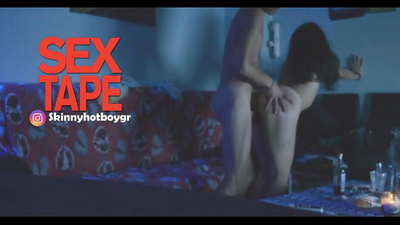 Sæt skólastelpa með kærastanum sínum