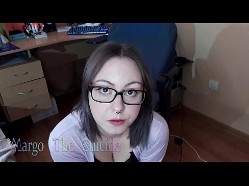 ❤️ Kynþokkafull stelpa með gleraugu sýgur dildó djúpt á myndavélinni ️ Klám á klám is.pornovore.ru ️❤
